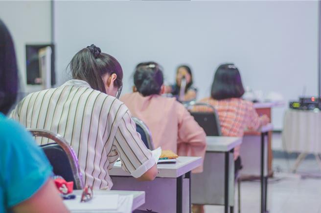 大学学测将在20日登场，不少学生熬夜苦读，只为在考试中取得满意成绩，以致身心疲惫。（门诺医院提供／罗亦晽花莲传真）