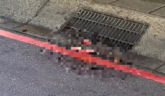 现场一片血迹。（图 / 刘咏韵翻摄）