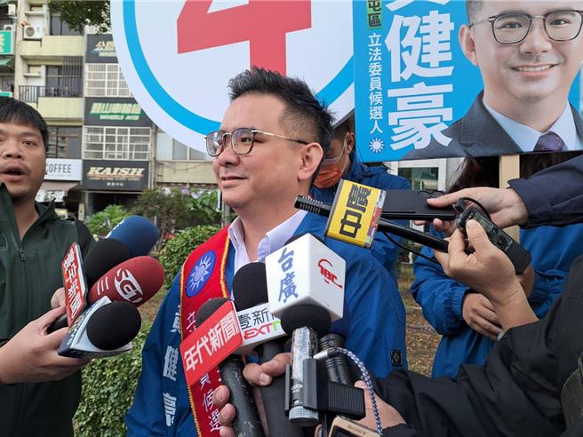 台中市立委五選區候選人黃健豪2日參加台中市國民黨立委候選人街口拜票活動時，回應對手民進黨莊競程批評未參加教召，是因家裏有重大變故請假，反擊莊任內毫無建樹，才會利用抹黑、扭曲手段。（陳淑芬攝）