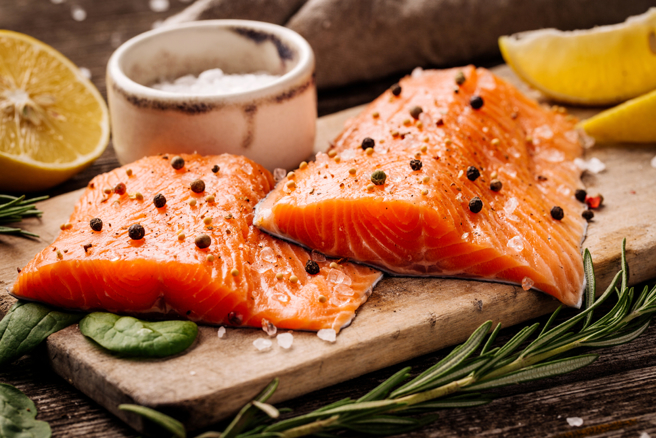 「半月型」切片是鮭魚尾部，魚肉比較厚實。(達志提供)