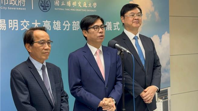 高雄市長陳其邁（中）今（2）日舉例指出，高雄去年以來陸續迎來國際天團、巨星開唱，今年陸續還有Super Junior、紅髮艾德等，證明趙少康的說法不攻自破，反批對方不應該用這種方式進行政治操作。（柯宗緯攝）