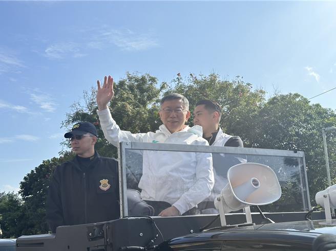 民眾党总统候选人柯文哲今天上午在新庄竞总启动车队扫街，被问起国民党总统候选人侯友宜扫街车辆防弹玻璃拆一半，柯文哲强调要建立一种尊重专业的政治文化，讽称「从这个小动作就知道，什么样的人会去政治干扰一个政府的正常运作」，但事后柯文哲也将车辆防弹玻璃降低一半，并推说「玻璃反光太厉害了」。（杨亚璇摄）