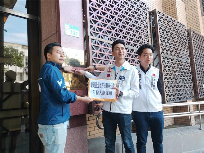 廖偉翔、林家興、羅廷瑋、律師林瓊嘉2日到台北地檢署告發高端董事長陳銘政、總經理陳燦堅、民進黨前立委劉俊雄3人涉嫌詐欺、圖利、證交法內線交易罪。(陳志賢攝)