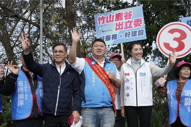 南投縣長許淑華、前縣長林明溱陪南投二選區立委候選人游顥在鹿谷鄉街頭向鄉親懇託。（國民黨南投縣黨部提供／楊靜茹南投傳真）