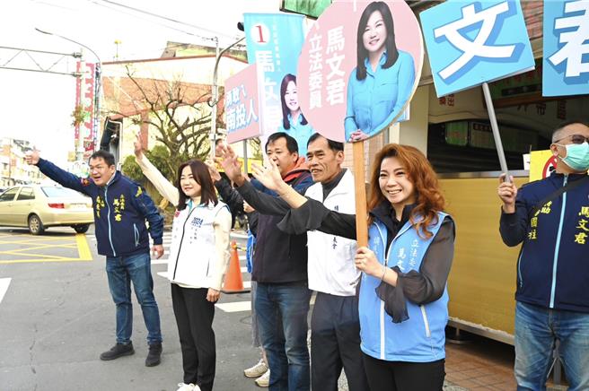 南投一選區立委候選人馬文君固守埔里故鄉，在眾多縣議員陪同下在李仔哥路口拜票。（國民黨南投縣黨部提供／楊靜茹南投傳真）