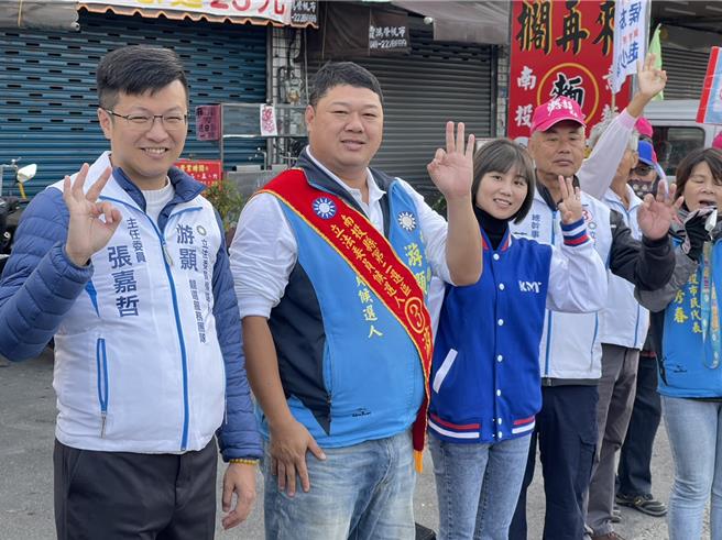 南投市長張嘉哲、國民黨南投縣黨部主委廖怡琇等人陪游顥，在中興路、東閔路、祖祠東路交叉口拜票。（國民黨南投縣黨部提供／楊靜茹南投傳真）