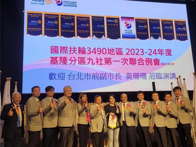 已退黨的前民眾黨基隆市安樂區主任劉韋巡（左四）2日於臉書貼出其當初力排眾議，邀請柯辦競選總幹事黃珊珊（右六）至商會演講之照片。劉並嚴正駁斥批評其沒經營地方，以及「沒有不分區才退黨」的指控。（摘自劉韋巡臉書／徐佑昇基隆傳真）