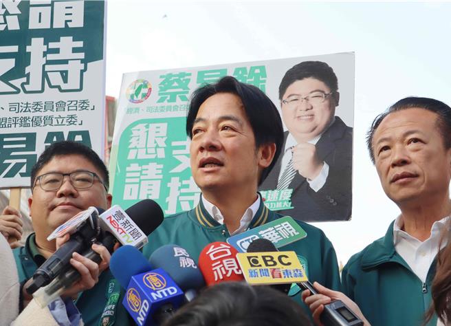 2日賴清德在嘉義受訪時，批趙少康把國家大政當戰情室在主持，也反駁關說海燕公司是子虛烏有的指控。（呂妍庭攝）