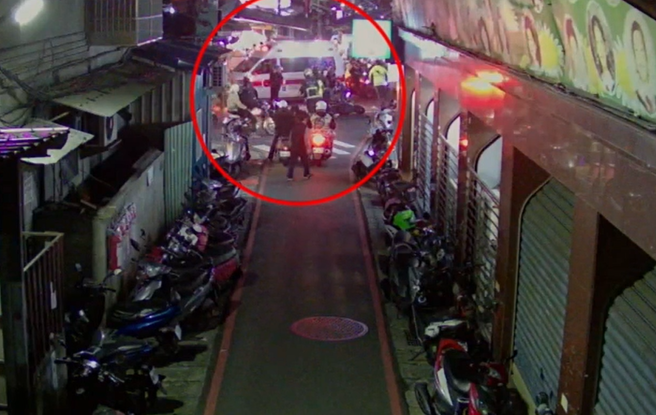 新北市三重区三和路二段、长寿街一处，昨日凌晨发生一起机车追撞事故。（图 / 刘咏韵翻摄）