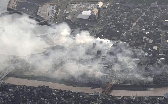 轮岛市早市街延烧十多小时，200栋建筑被烧毁。（图／路透社）