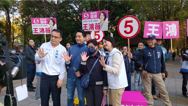 台北市長蔣萬安今早陪同國民黨台北市中山、北松山立委候選人王鴻薇站街口拜票。（蔡佩珈攝）