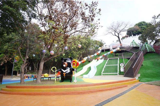 号称全台最长的彰化县员林市百果山溜滑梯，矗立50多年后虽经整修，但因整体设施不符合现行游具法规遭全部拆除，往日美好尽成回忆，参山处投入2350万经费整修，最快1月中旬开放。（吴建辉摄）