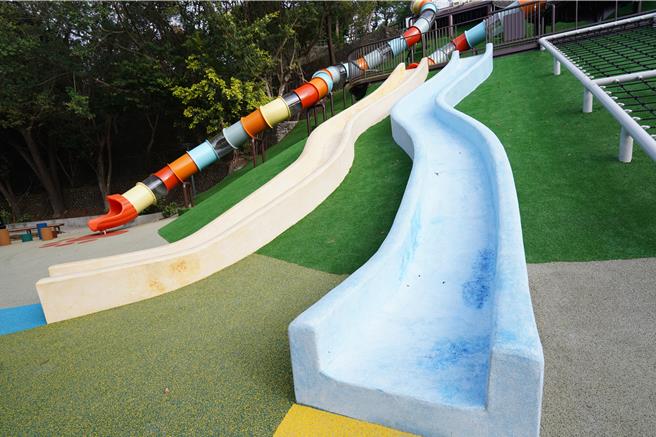 一旁还有2座10公尺復刻当年磨石子材质的溜滑梯，儘管不像以前这么长，但仍引起当地人共鸣。（吴建辉摄）