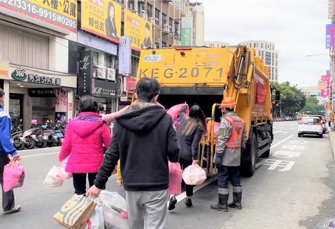 新北市环保局今公布农历春节的垃圾收运规画，2月7日小年夜前一天，适逢周三原为清洁队例休，但清洁队员特别加班收运，2月8日为小年夜也照常收运，2月9日除夕当天，则自上午提前收运至傍晚6时止。2月10日至12日为农历初一至初三，停止收运。（新北市环保局提供）