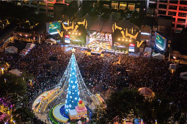 新北欢乐耶诞城「巨星耶诞演唱会 一起闪耀缤纷之夜」演唱会两日逾40万人次歌迷亲临现场。（新北市观旅局提供）