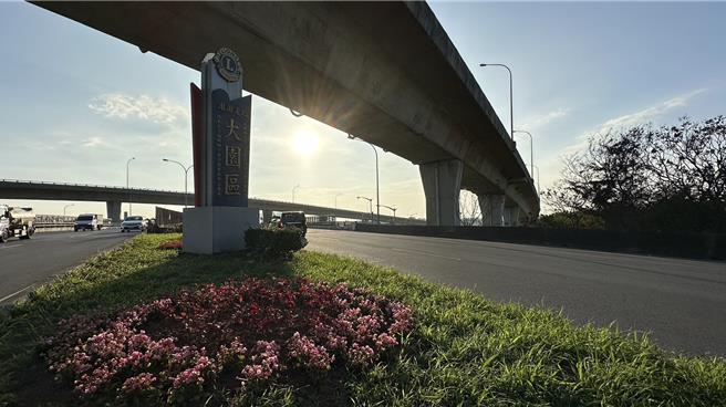 桃園市大園區中正東路中央分隔島施作植栽綠美化，以圓滿、一路長紅為設計主題慶新年。（大園區公所提供／蔡明亘桃園傳真）