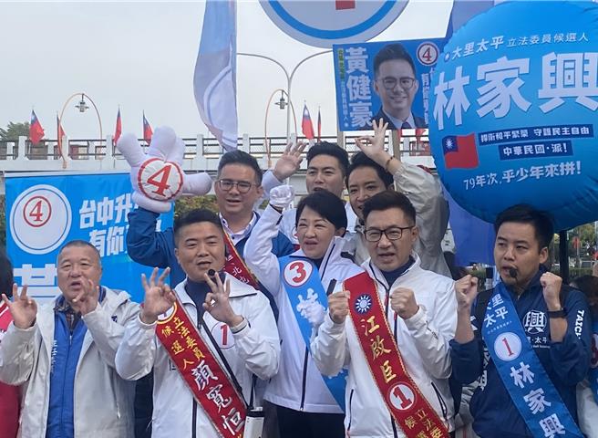 台中市长卢秀燕（中）积极辅选的F4小鸡，黄建豪、廖伟翔、罗廷玮都顺利当选，为蓝营抢下4席，仅林家兴遗憾落败。（资料照/陈淑芬摄）