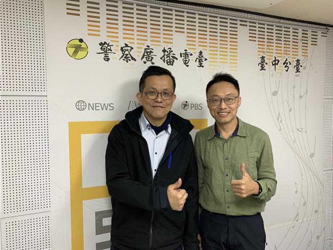 台中市警察局大甲分局長謝建國2日受邀參加廣播節目，與聽眾分享當前重要警政工作「詐騙防制」、「酒駕防制」並進行講解。（警方提供）