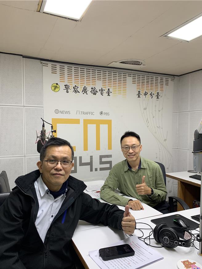 台中市警察局大甲分局長謝建國2日受邀參加廣播節目，與聽眾分享當前重要警政工作「詐騙防制」、「酒駕防制」並進行講解。（警方提供）