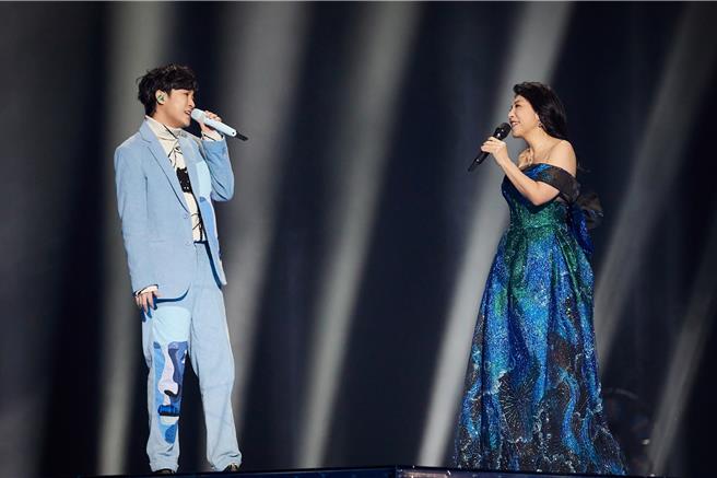 吳青峰跨年夜與小野麗莎同台合唱。（哈里坤的狂歡提供）