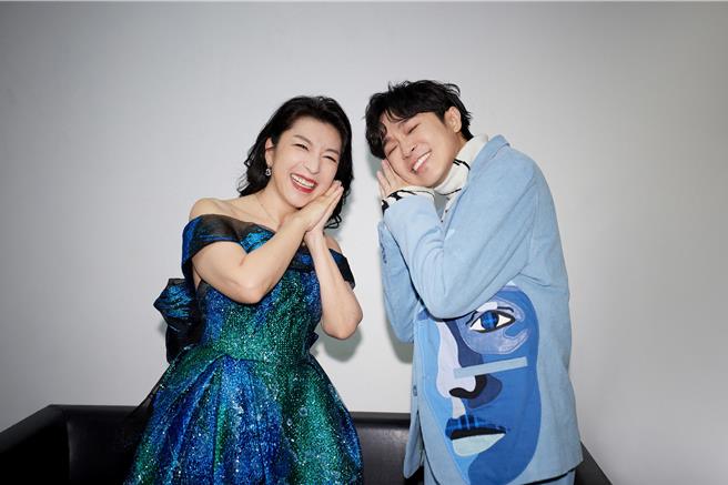 吳青峰與小野麗莎在後台相見歡。（哈里坤的狂歡提供）