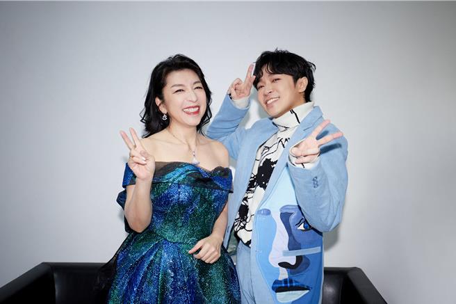 吳青峰與小野麗莎在後台相見歡。（哈里坤的狂歡提供）