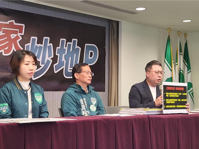 民進黨發言人張志豪上午偕新竹市議員曾資程、前議員李姸慧召開記者會，公布「大說謊家炒地P」競選宣傳片。（黃婉婷攝）