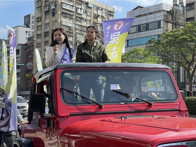 民進黨台北市中正、萬華立委候選人吳沛憶今與台北市議員林亮君車掃。（蔡佩珈攝）