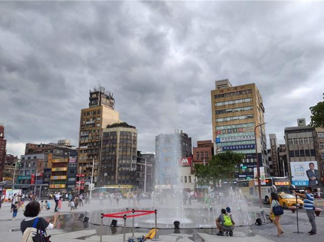 基隆市國門廣場將於8日晚間第一次舉辦政治性質的造勢晚會，這也讓人想起2年前曾有候選人在此舉辦說明會，遭警方舉牌驅趕的往事。（張志康攝）