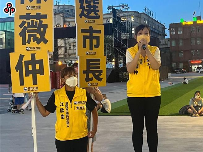 基隆市國門廣場將於8日晚間第一次舉辦政治性質的造勢晚會，這也讓人想起2年前曾有候選人在此舉辦說明會，遭警方舉牌驅趕的往事。（本報系資料庫／張志康基隆傳真）