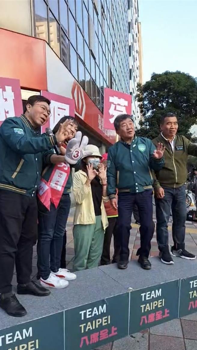 民進黨總統候選人賴清德台北市競選總部主委陳時中、民進黨台北市黨部主委張茂楠，2日陪同民進黨三選區（中山、北松山）立委候選人謝佩芬站路口拜票。（摘自謝佩芬臉書／劉彥宜台北傳真）