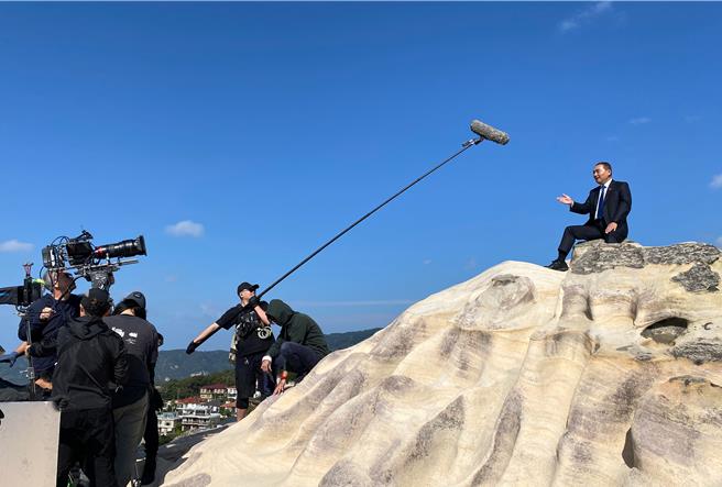 國民黨總統候選人侯友宜上午到軍艦岩拍攝競選廣告。（王爵暐攝）