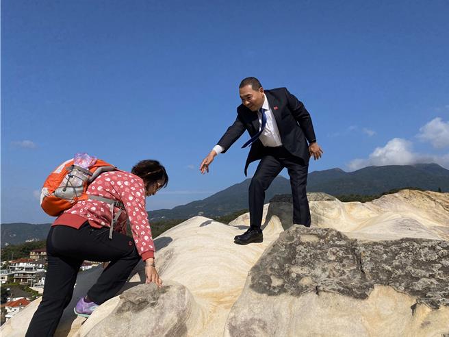 侯友宜（右）伸手攙扶欲前來合影的民眾。（王爵暐攝）