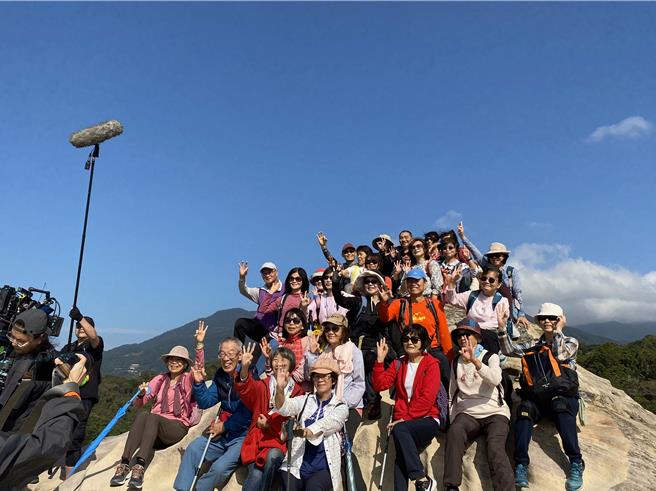 導演臨時加戲，在獲得將所有合影的民眾口頭同意後，把大家都拍進廣告中。（王爵暐攝）