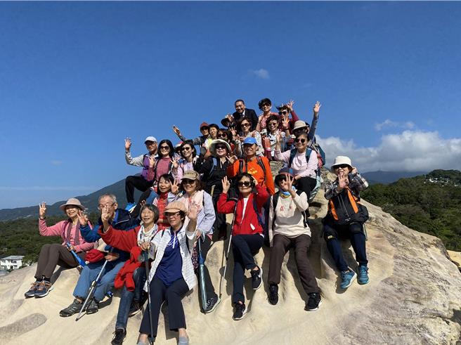侯友宜帶領熱情的臨演，一同比出OK的手勢為「侯康配」拉票。（王爵暐攝）