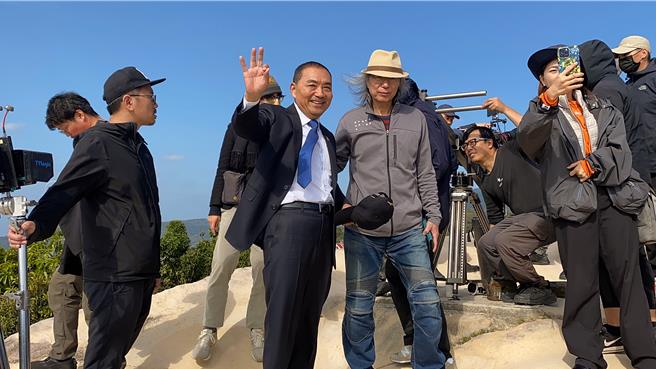 侯友宜（中）比出OK的手勢為「侯康配」拉票。（王爵暐攝