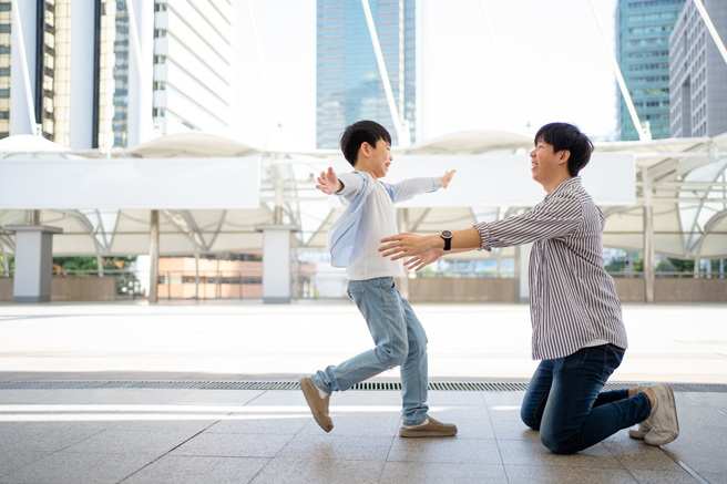 国外一名男子因为父母离婚后都不想要照顾年幼的弟弟，主动当起「爸爸」，把弟弟视作自己的孩子照顾。(示意图/达志影像)