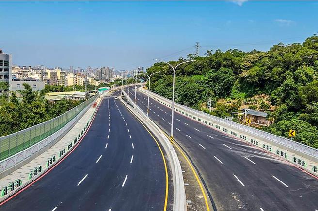 新竹县市交界的高铁桥下联络道延伸至竹科第一期工程2日正式完工通车。（新竹市政府提供／陈育贤新竹传真）