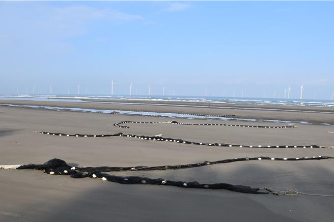 苗栗县竹南镇假日之森沙滩已由苗栗县政府公告为海上活动专区，但渔民仍任意在沙滩上设置渔网，对海上运动玩家形成严重生命威胁。（谢明俊摄）