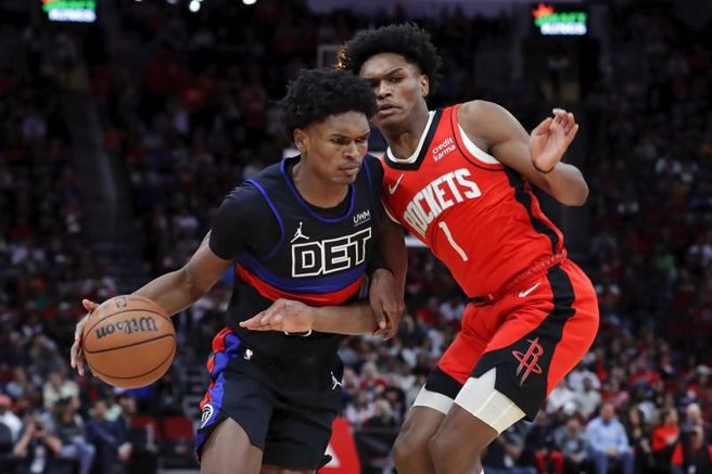 活塞队奥萨汤普生(左)持球对抗火箭队阿蒙汤普生。（美联社）