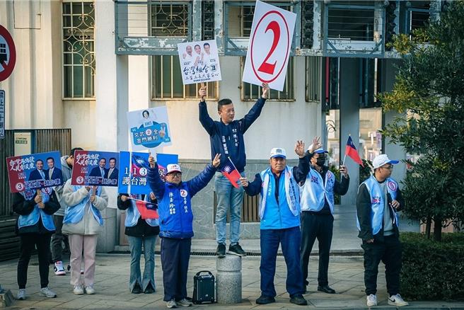 國民黨今日上午舉行全國同步大串連路口拜票活動，金門縣黨部也全體總動員，在5鄉鎮各大重要路口同步進行拜票懇託活動。(圖／國民黨金門縣黨部提供)