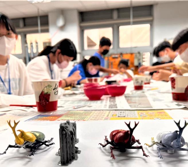 新北市教育局攜手國立宜蘭大學辦理3D列印等寒暑假體驗課程。（新北市教育局提供）