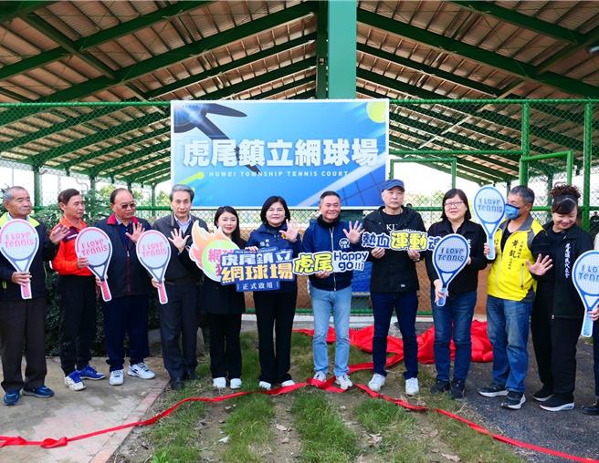 云林县长张丽善（左六）2日参加虎尾镇立网球场启用典礼，强调若国民党中央执政加上立委协助，台积电一定可以来云林虎尾基地设厂。（张朝欣摄）