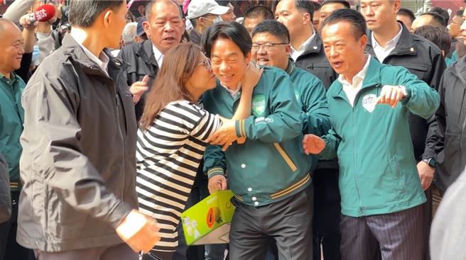 民進黨總統候選人賴清德2日上午到嘉義縣拜票，一名熱情女粉絲突獻吻，賴清德疑似嚇了一跳，露出尷尬笑容。（讀者提供∕呂妍庭嘉義傳真）