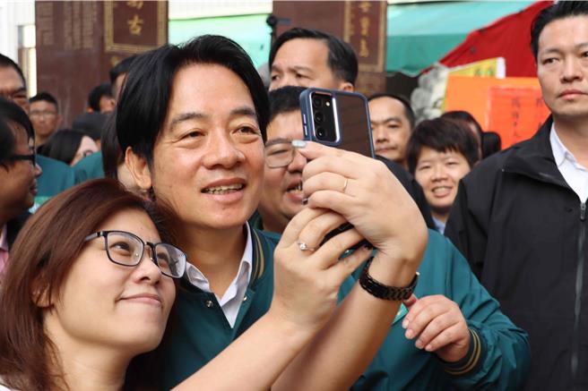 熱情女粉絲先上前與賴自拍合照，見賴轉身要走，該名女子突攀住賴脖子送上一吻。（呂妍庭攝）