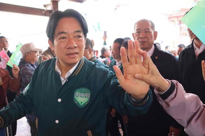 賴清德到場和離去前，不少鄉親爭相與他擊掌。（呂妍庭攝）