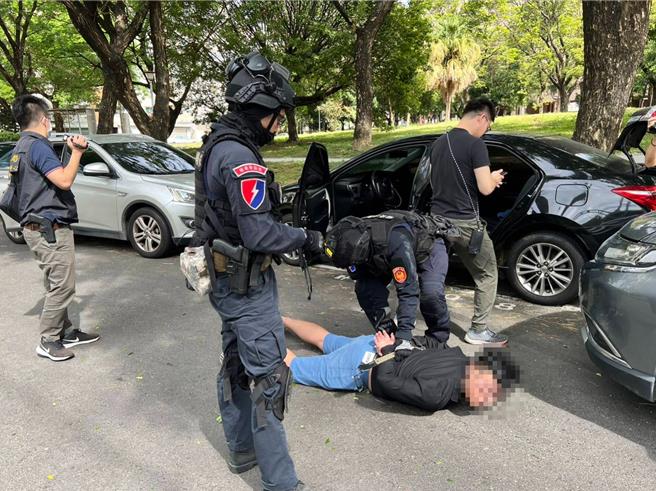 刑事局中部打击犯罪中心2日表示，去年查获一起诈骗集团，在逃党羽另起炉灶，去年底再发动2波缉捕行动，逮捕洪等6人，查扣现金268万余元等赃证物，初步清查出6名被害人共被骗走6000多万元，检方讯后，声押洪等6人获准。（警方提供／陈淑芬台中传真）