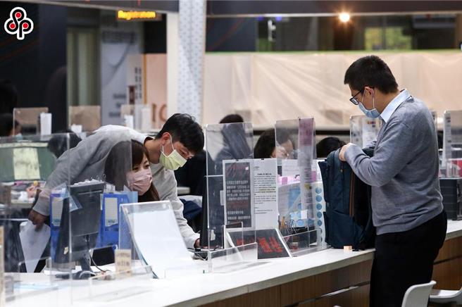 今年度中央政府基本工資調漲4.05％、現職軍公教調薪4％。（本報資料照）