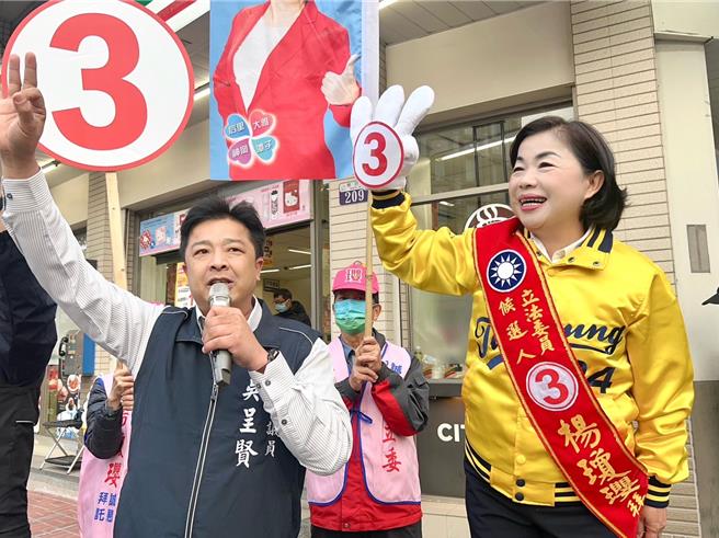 距離大選投票日進入倒數階段，國民黨台中市第三選區立委候選人楊瓊瓔今天早上到路口拜票。（陳淑娥攝）