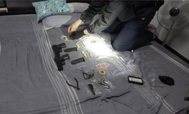 警方于徐嫌房内的床头柜中查到枪枝。（翻摄照片／洪靖宜高雄传真）